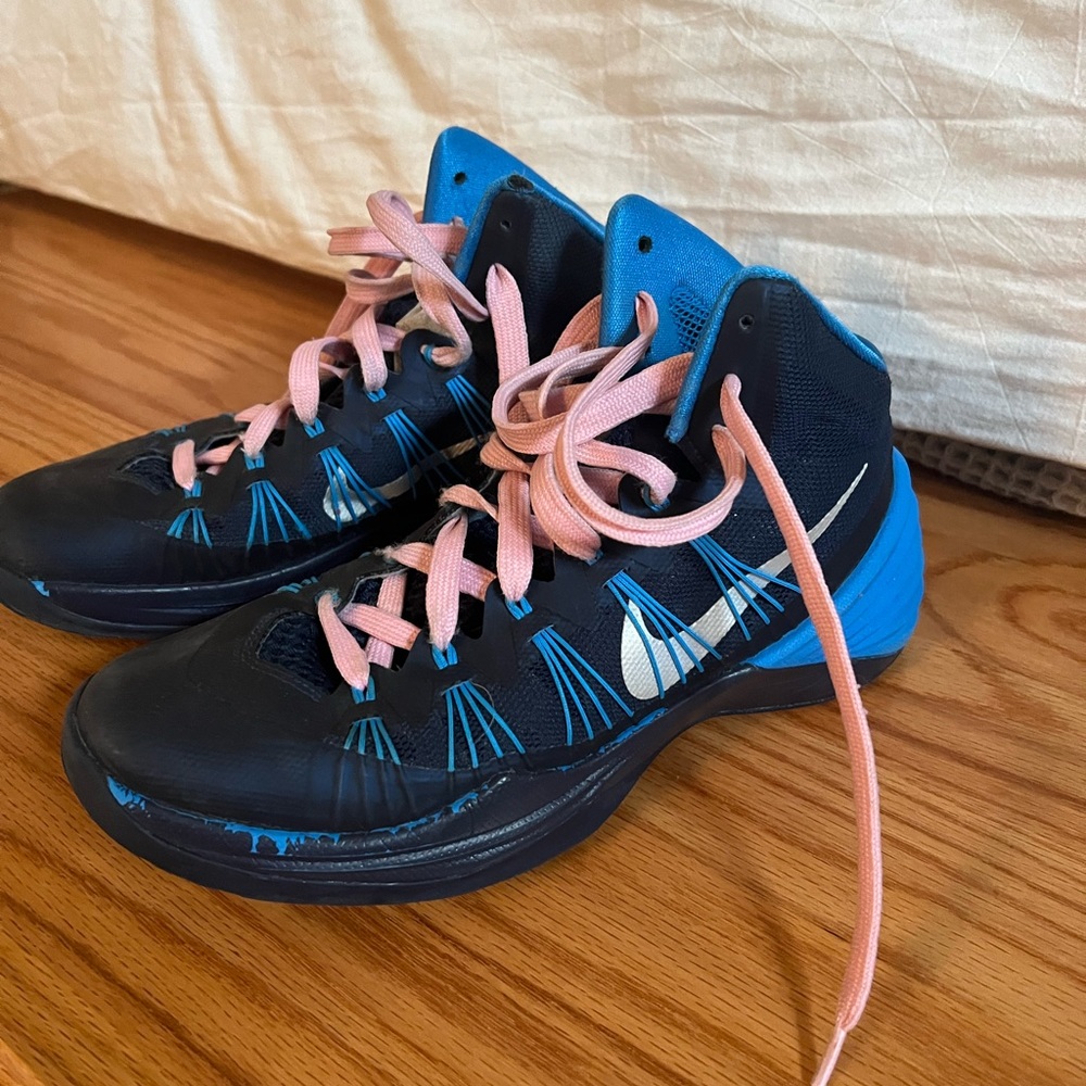 Nike Women’s basketball shoes - Sz 6